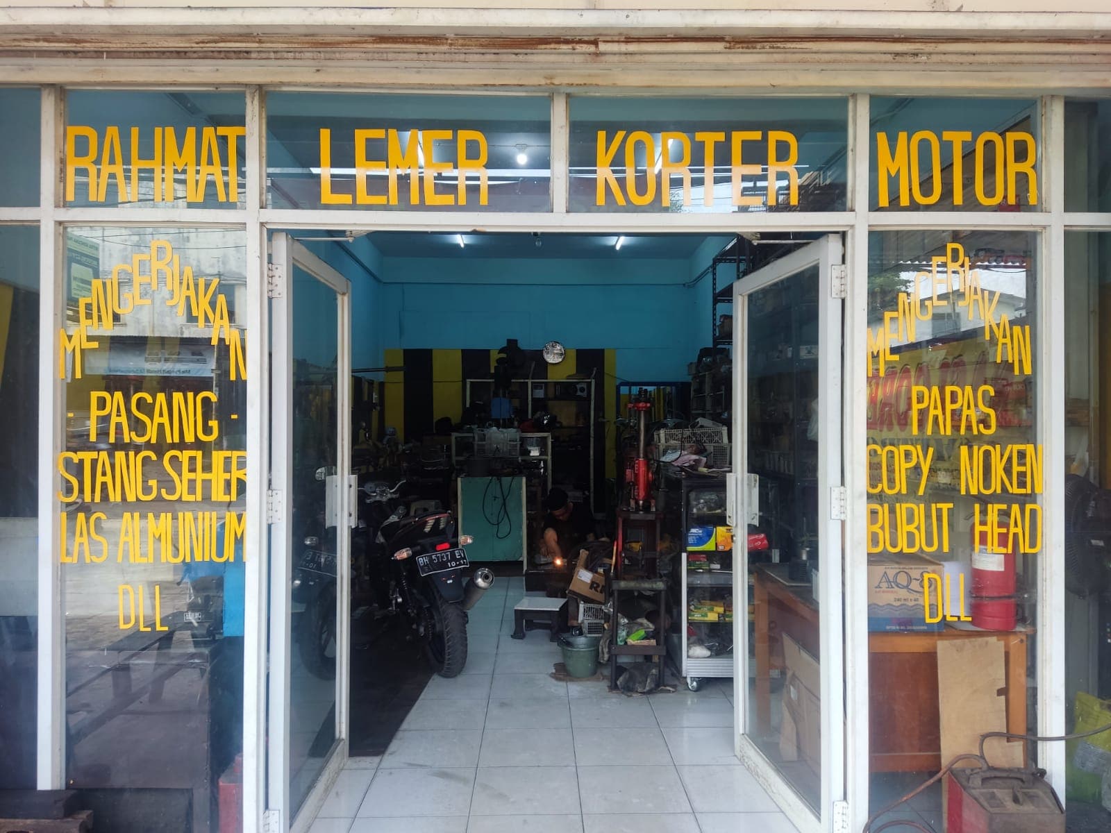 Tampak depan Bengkel Rahmat Motor